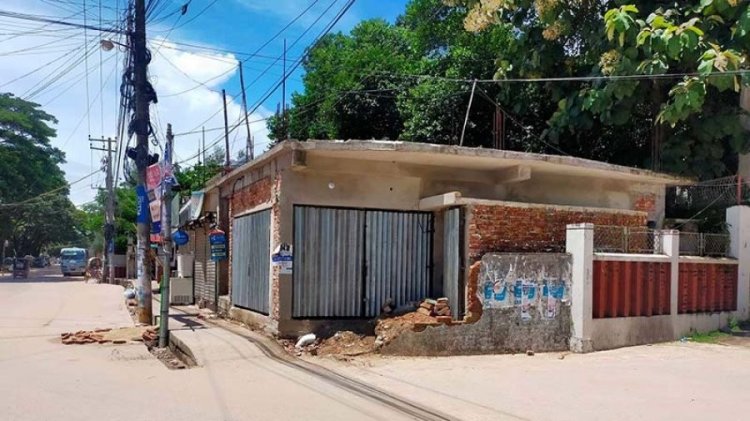 গণপূর্তের জমিতে মসজিদের ব্যানার টাঙিয়ে মার্কেট