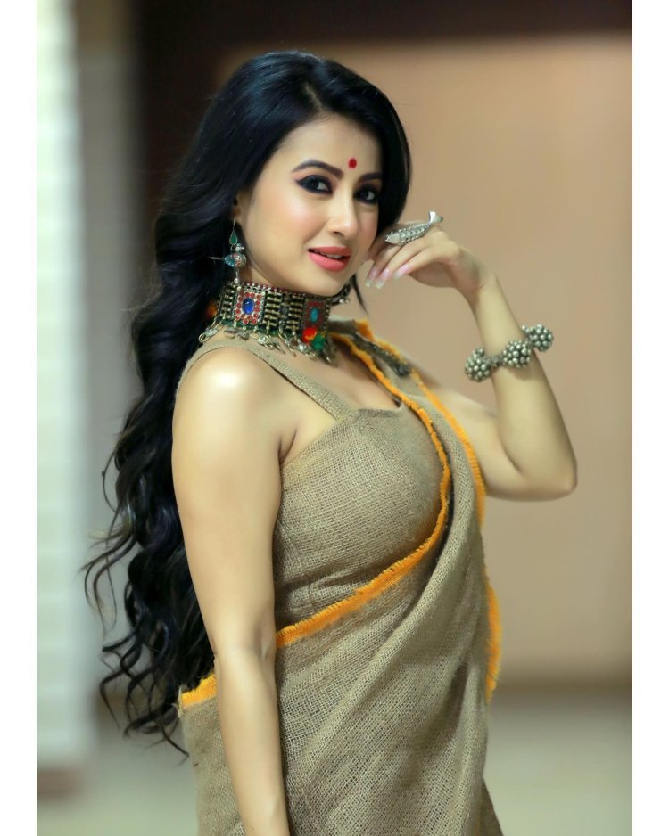 চটের শাড়ি-ব্লাউজ পরে নিন্দার মুখে মনামী