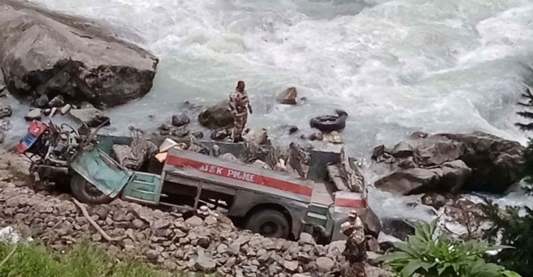 কাশ্মিরে নিরাপত্তা বাহিনীর বাস নদীতে, ৬ ভারতীয় জওয়ান নিহত