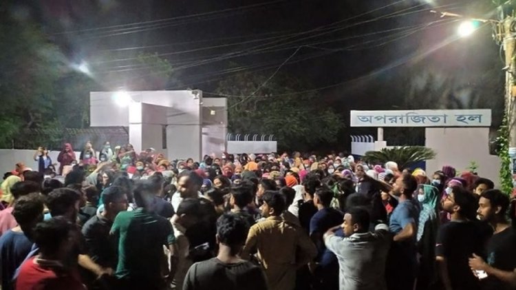 খুলনা বিশ্ববিদ্যালয়ে মধ্যরাতে ছাত্রীদের বিক্ষোভ