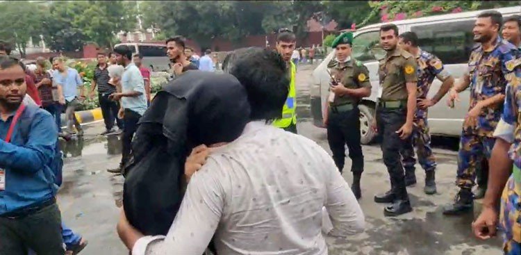 শাকিব খানকে দেখে আবেগে কেঁদে ফেললেন তরুণী