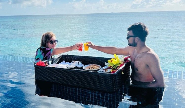 দল থেকে বাদ পড়েই স্ত্রীকে নিয়ে মালদ্বীপে শান্ত