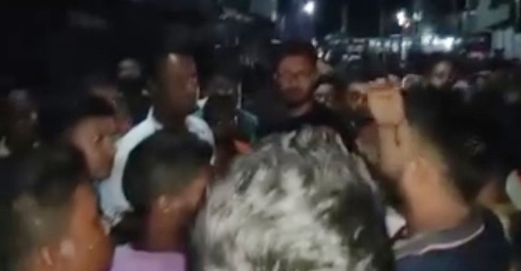 চাঁদা না পেয়ে হামলা-ভাঙচুর, সড়ক অবরোধ করে ব্যবসায়ীদের বিক্ষোভ