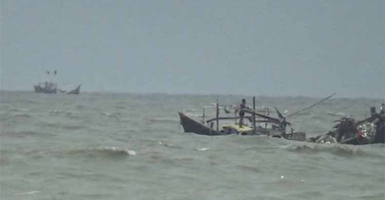 কুয়াকাটায় ট্রলার ডুবি, এখনো নিখোঁজ ২৫০