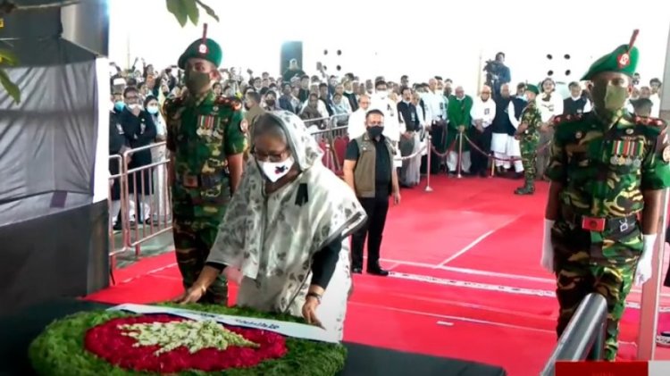 একুশে আগস্ট গ্রেনেড হামলায় নিহতদের প্রতি প্রধানমন্ত্রীর শ্রদ্ধা
