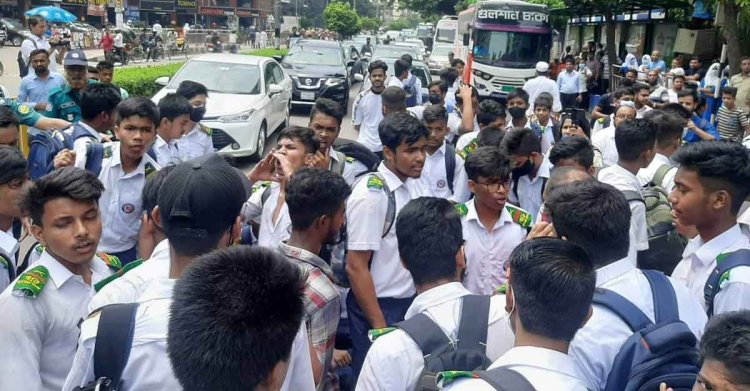 হাফ ভাড়া দাবিতে বনানীর সড়কে শিক্ষার্থীরা