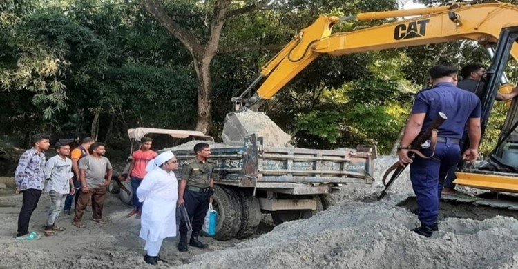 নদী তীর রক্ষা বাঁধের ক্ষতি করে বালু উত্তোলন, ২ ব্যবসায়ীর জেল