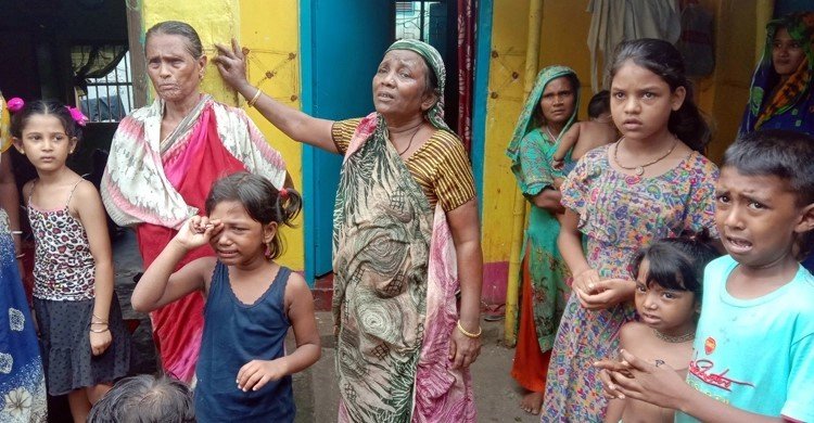 খুঁটি সরাতে গিয়ে বিদ্যুৎস্পৃষ্টে প্রাণ গেলো ৩ জনের
