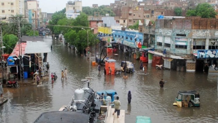 পাকিস্তানে ভয়াবহ বন্যায় ৯৩৭ জনের মৃত্যু, জরুরি অবস্থা জারি