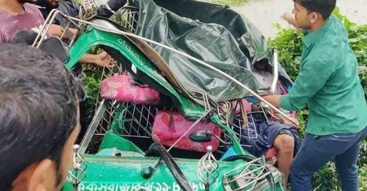 উখিয়ায় ট্রাকচাপায় অটোরিকশার ৪ যাত্রী নিহত