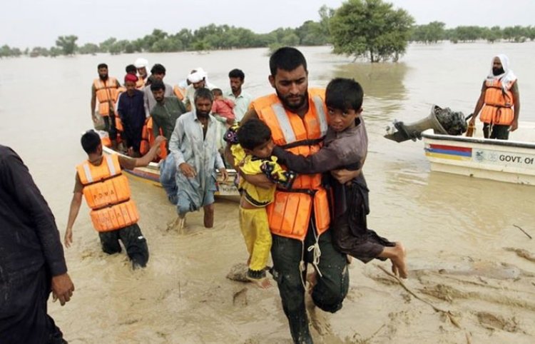 পাকিস্তানে বন্যার্তদের বহনকারী নৌকা ডুবে নিহত ১৩