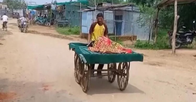 অন্তঃসত্ত্বা স্ত্রীকে ঠেলা গাড়িতে করে হাসপাতালে নিলেন স্বামী