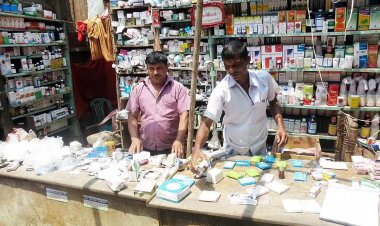 ঢামেক এলাকায় সারারাত ফার্মেসি খোলা, ‘জরুরি’ বলছেন রোগীর স্বজনরাও