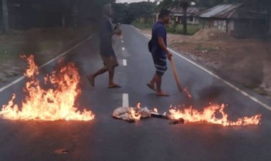 খাগড়াছড়িতে ইউপিডিএফের আধা বেলা সড়ক অবরোধ চলছে