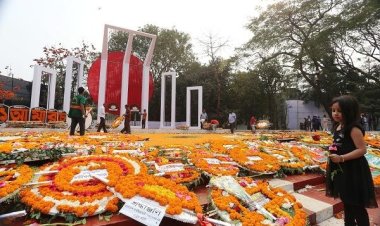  শহীদ মিনারে মাজহারুল আনোয়ারকে শেষ শ্রদ্ধা জানাতে মানুষের ঢল