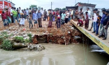 পদ্মার ভাঙনে ধসে গেছে মাটি, বন্ধ দৌলতদিয়ার ৫ নম্বর ফেরিঘাট