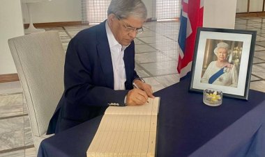 রানী দ্বিতীয় এলিজাবেথের মৃত্যুতে শোক বইয়ে বিএনপির স্বাক্ষর ও শোক বানী হস্তান্তর