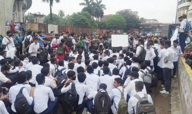 সহপাঠীর মৃত্যু : সড়ক অবরোধ করে বিক্ষোভ