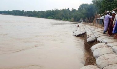 মধুমতির ভাঙনে বিলীন অস্থায়ী রক্ষা বাঁধ, হুমকিতে আশ্রয়ণ প্রকল্প
