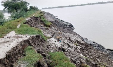 টানা বৃষ্টিতে সাতক্ষীরা উপকূলে বেড়িবাঁধে ভাঙন