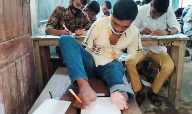 দুই হাত নেই, পা দিয়ে লিখে এসএসসি পরীক্ষা দিচ্ছে মানিক