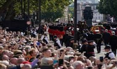  লন্ডনে রানির কফিন দেখতে উপচেপড়া ভিড়   