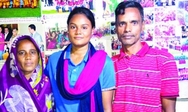 সাফজয়ী ফুটবলার আঁখির বাবাকে পুলিশের হুমকি