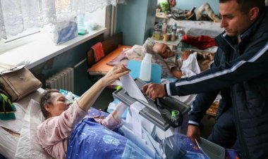 ইউক্রেনে হাসপাতালে ভর্তি রোগীদেরও ভোট নেওয়া হচ্ছে