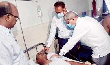 ছাত্রলীগের হামলায় ঢাবি ছাত্রদলের আহত নেতাদের দেখতে গেলেন মির্জা ফখরুল