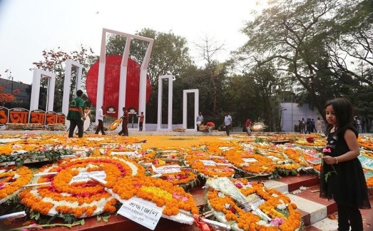শহীদ মিনারে মাজহারুল আনোয়ারকে শেষ শ্রদ্ধা জানাতে মানুষের ঢল