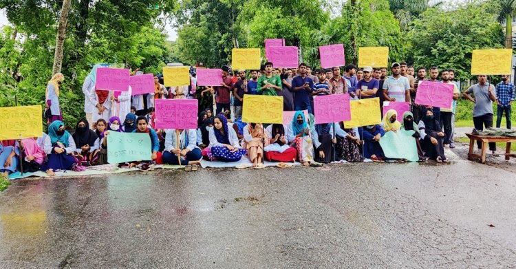 ঝিনাইদহ-চুয়াডাঙ্গা সড়ক অবরোধ করে ভেটেরিনারি শিক্ষার্থীদের বিক্ষোভ