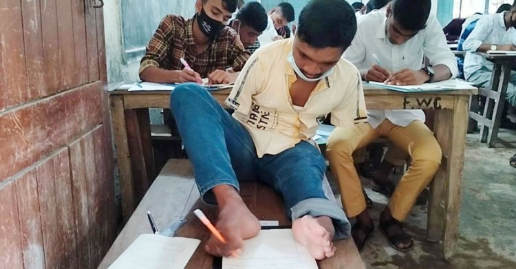 দুই হাত নেই, পা দিয়ে লিখে এসএসসি পরীক্ষা দিচ্ছে মানিক