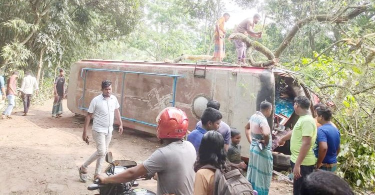 বাস নিয়ন্ত্রণ হারিয়ে প্রাণ গেল একজনের, আহত ৬