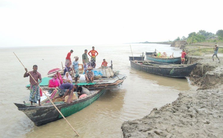 পদ্মায় সব হারিয়ে দিশেহারা চরের বাসিন্দারা, স্থায়ী বাঁধের দাবি