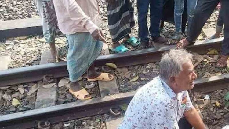 ট্রেনে উঠতে গিয়ে বাবার সামনে বিশ্ববিদ্যালয় ছাত্রের মৃত্যু