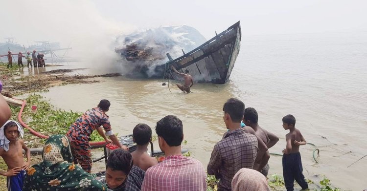 চাঁদা না পেয়ে পাটকাঠিবোঝাই ট্রলারে আগুন দিলো দুর্বৃত্তরা