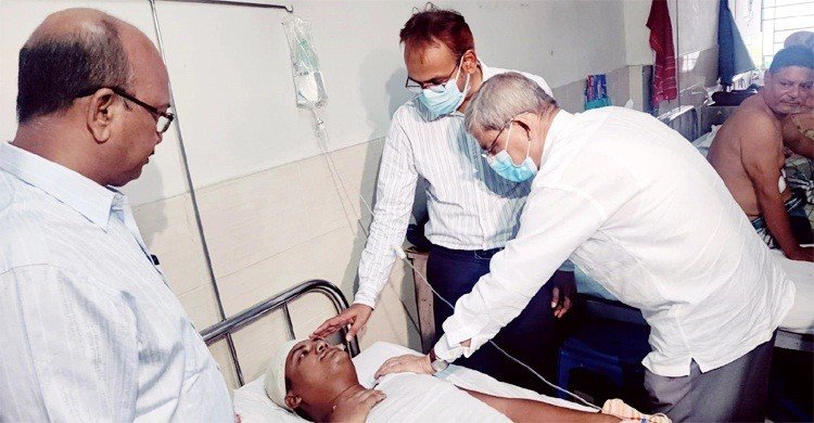 ছাত্রলীগের হামলায় ঢাবি ছাত্রদলের আহত নেতাদের দেখতে গেলেন মির্জা ফখরুল