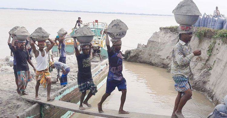 দৌলতদিয়া ফেরিঘাট এলাকায় ভাঙন অব্যাহত, ঝুঁকিতে শতাধিক বসতভিটা