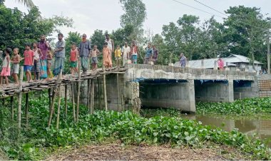 দেড় বছর ধরে বন্ধ সেতুর নির্মাণকাজ, হাজারো মানুষের ভোগান্তি