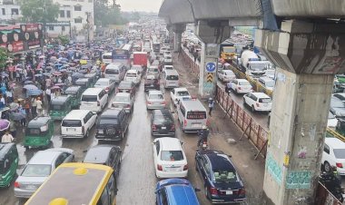 গাড়ি চলছে না রাজধানীর সড়কে, হাঁটাও দায়