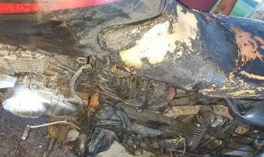 পুলিশ কাগজ দেখতে চাওয়ায় নিজের মোটরসাইকেলে আগুন