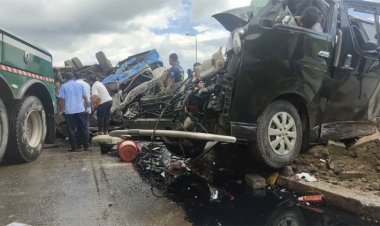 টাঙ্গাইলে নিয়ন্ত্রণ হা‌রি‌য়ে মাইক্রোর ওপর বাস, নিহত ৬