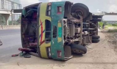 আগে যাওয়া নিয়ে রেষারেষি, এক বাসের ধাক্কায় আরেকটি উল্টে আহত ১২