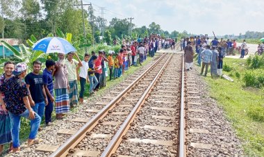 টাঙ্গাইলে নীলসাগর এক্সপ্রেস ট্রেন ২০ মিনিট আটকে রাখলেন এলাকাবাসী