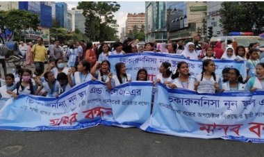  স্থায়ী ক্যাম্পাসের দাবিতে মিরপুর সড়কে ভিকারুননিসার ছাত্রীরা