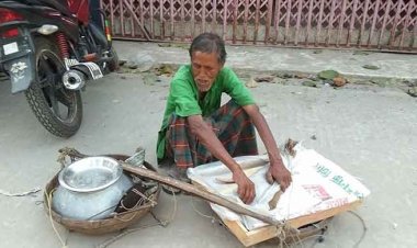 পান না বয়স্কভাতা, ৭০ বছরেও দিনেশের ভরসা ছাতু বিক্রি