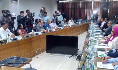 গাইবান্ধায় ভোট বন্ধ: সাবেক কমিশনারদের নিয়ে বৈঠকে সিইসি