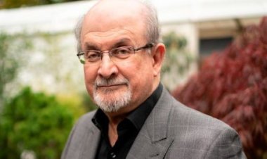 সালমান রুশদির এক চোখ-হাত হামলায় অকেজো