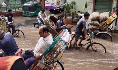অলি-গলিতে হাঁটু পানি, ভোগান্তিতে মানুষ