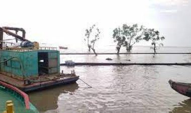 ঘূর্ণিঝড় সিত্রাং: মিরসরাইয়ে ড্রেজার ডুবে ৮ শ্রমিক নিখোঁজ